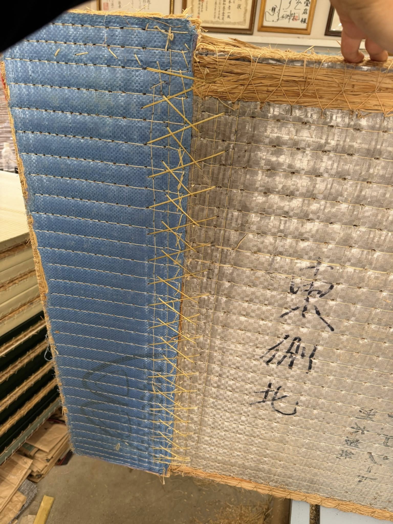 床継ぎで新しい材料を糸で縫い留める作業