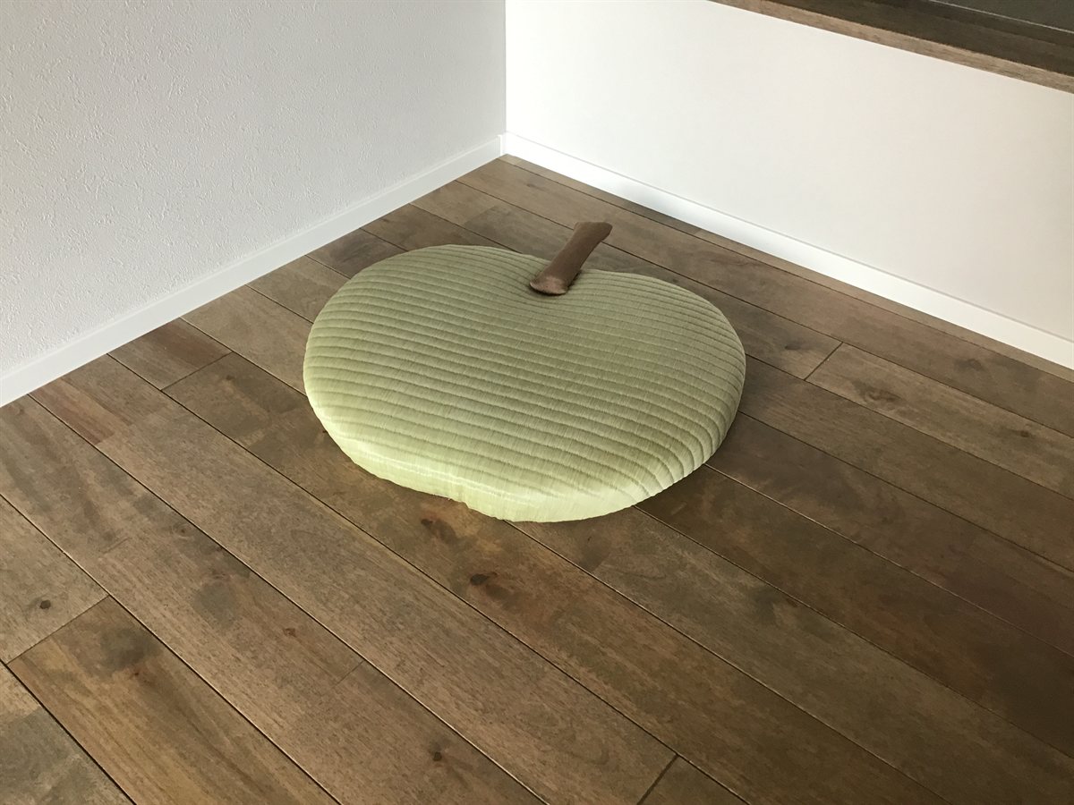 たたみだもん りんご（クッション）