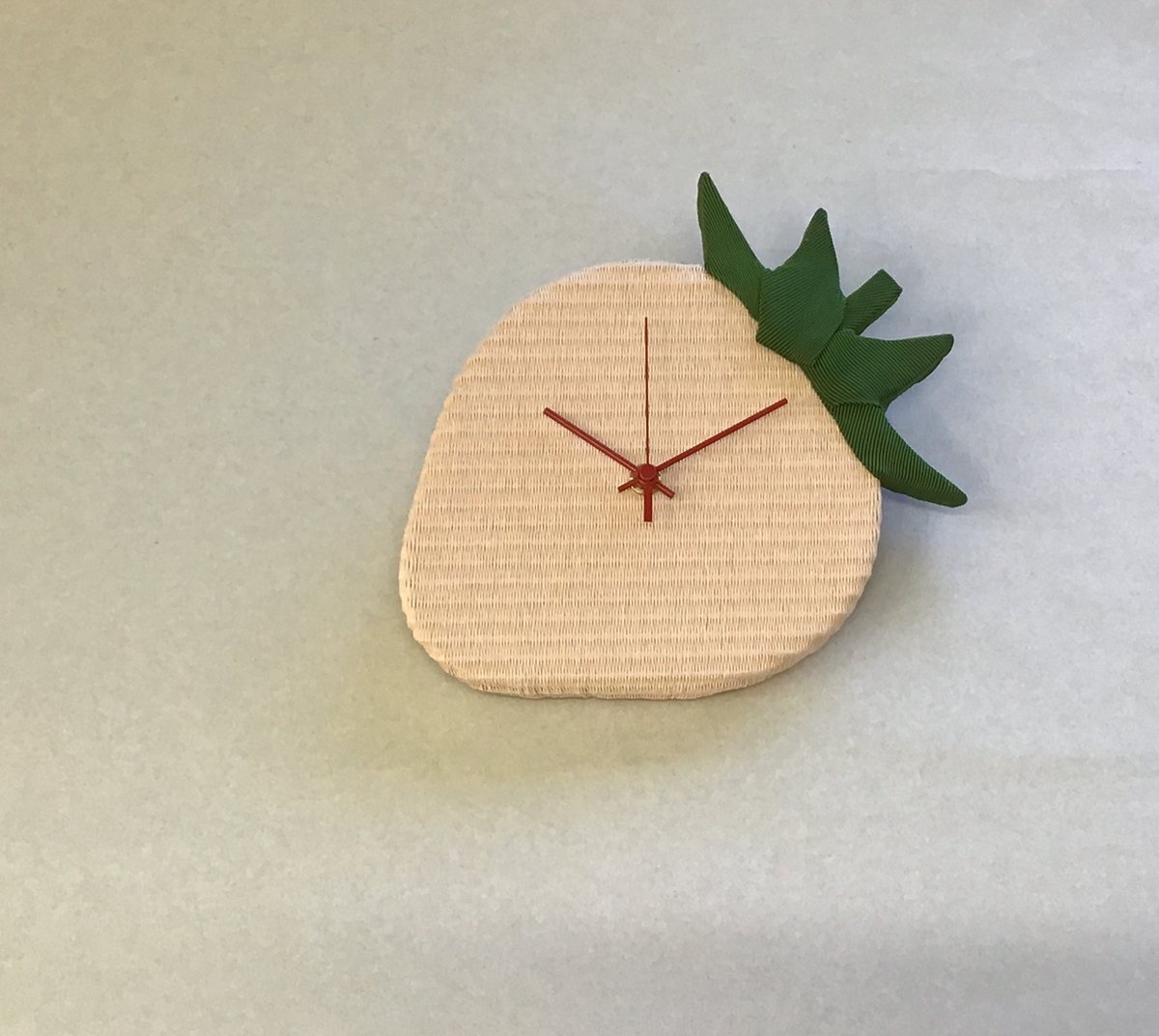 いちごのたたみだもんに針を付けた時計