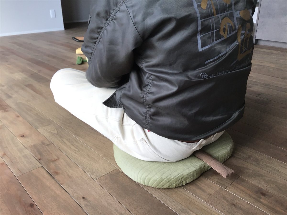 たたみだもんのりんごに座る大人